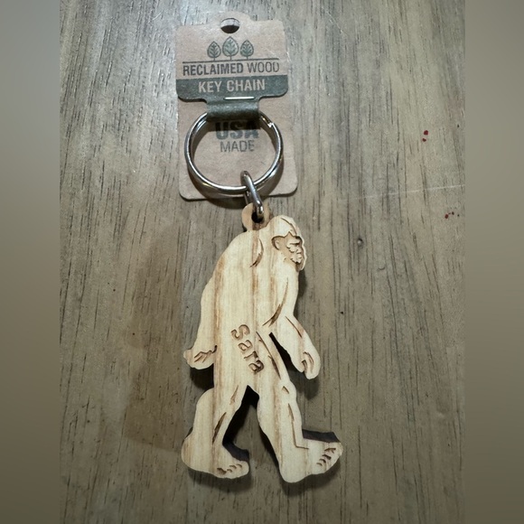 Reclaimed Wood Bigfoot Keychain Sara - Pikes Peak - Picture 1 of 2